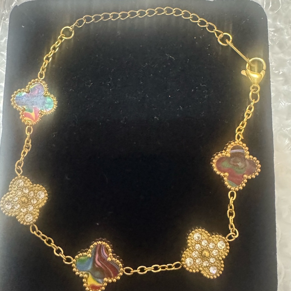 18K Gold Multicolor Vlover Dangle Charm Bracelet with Lobster Clasp.